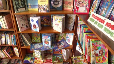 Книги у бібліотеці громади Книги у бібліотеці громади