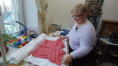 Жителька Малина Галина Гулак безоплатно шиє і ремонтує одяг для військових