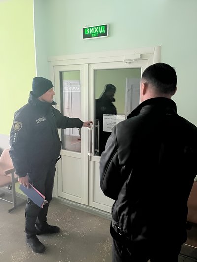 Правоохоронці прийшли з обшуками в міжрайонні МСЕК, Харківська область, 6 грудня 2023 року Правоохоронці прийшли з обшуками в міжрайонні МСЕК, Харківська область, 6 грудня 2023 року