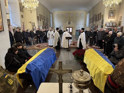 У Полтаві влаштували панахиду за двома воїнами, які обороняли Україну У Полтаві влаштували панахиду за двома воїнами, які обороняли Україну