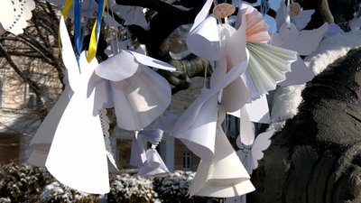 У Вінницідо Дня Героїв Небесної Сотні провели акцію "Ангели пам'яті" У Вінницідо Дня Героїв Небесної Сотні провели акцію "Ангели пам'яті"