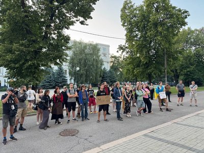 У Дніпрі містяни вийшли підтримати ухвалення закону про повернення повноважень НАБУ та САП У Дніпрі містяни вийшли підтримати ухвалення закону про повернення повноважень НАБУ та САП
