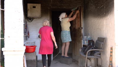 "Все, що привезла — згоріло": на Черкащині жителі села зібралися на толоку, щоб відновити будинок переселенки "Все, що привезла — згоріло": на Черкащині жителі села зібралися на толоку, щоб відновити будинок переселенки