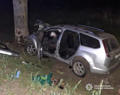 На Одещині автівка врізалася в дерево: загинули троє людей На Одещині автівка врізалася в дерево: загинули троє людей