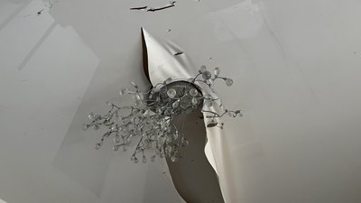 Люстра на пошкодженій через вибух стелі