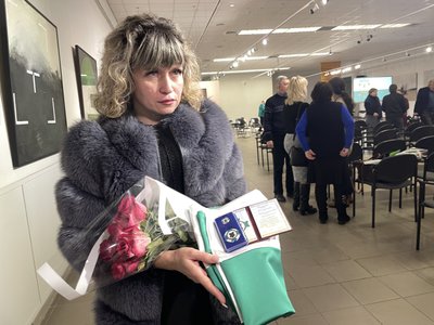 Рідним полеглих бійців вручили відзнаки "Захисник України – герой міста Полтави" Рідним полеглих бійців вручили відзнаки "Захисник України – герой міста Полтави"