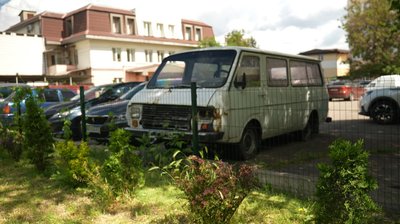 Машини-привиди: мешканці черкаської багатоповерхівки не знають, що робити з покинутими авто Машини-привиди: мешканці черкаської багатоповерхівки не знають, що робити з покинутими авто