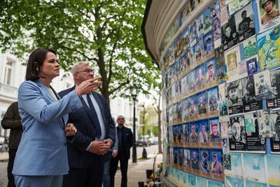 Лідерка білоруської опозиції Світлана Тихановська (ліворуч) та міністр закордонних справ України Андрій Сибіга розглядають фотографії білоруських добровольців біля меморіальної стіни загиблих воїнів у Києві, 25 травня 2026 року Лідерка білоруської опозиції Світлана Тихановська (ліворуч) та міністр закордонних справ України Андрій Сибіга розглядають фотографії білоруських добровольців біля меморіальної стіни загиблих воїнів у Києві, 25 травня 2026 року