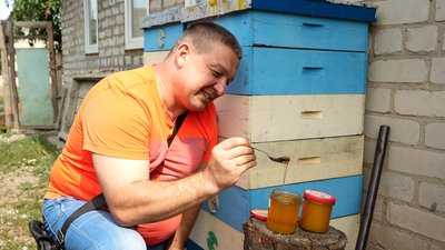 пасіка пасічник Роман Бурджанадзе бджоляр переселенець Сєвєродонецьк Луганщина мед Павлоградський район Дніпропетровська область 29 серпня 2024 рік пасіка пасічник Роман Бурджанадзе бджоляр переселенець Сєвєродонецьк Луганщина мед Павлоградський район Дніпропетровська область 29 серпня 2024 рік