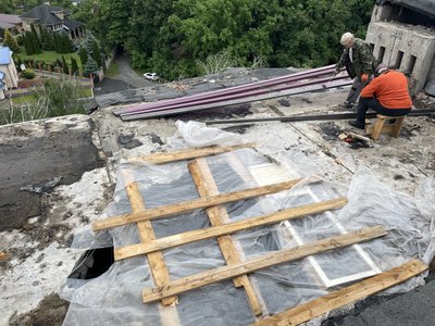 У Полтаві затоплює дощами багатоповерхівку через діру в дахові після влучання шахеда У Полтаві затоплює дощами багатоповерхівку через діру в дахові після влучання шахеда
