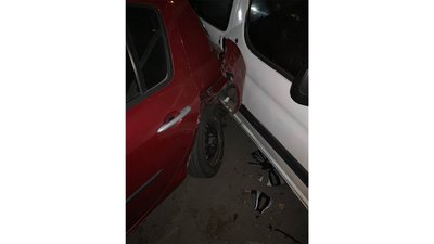 Рухаючись дворовою територією, зіткунувся з чотирма автомобілями і втік: у Чернігові сталася ДТП Рухаючись дворовою територією, зіткунувся з чотирма автомобілями і втік: у Чернігові сталася ДТП
