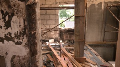 "Було дуже важко пережити це": будинок родини Сухан у Рівному відбудовують після влучання російського дрона "Було дуже важко пережити це": будинок родини Сухан у Рівному відбудовують після влучання російського дрона