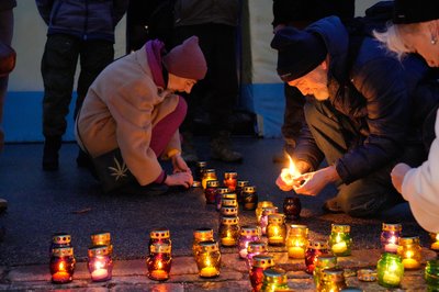 Жертв Голодоморів у Харкові вшанували, виклавши на площі Свободи хрест з лампадок, 23 листопада 2024 року Жертв Голодоморів у Харкові вшанували, виклавши на площі Свободи хрест з лампадок, 23 листопада 2024 року