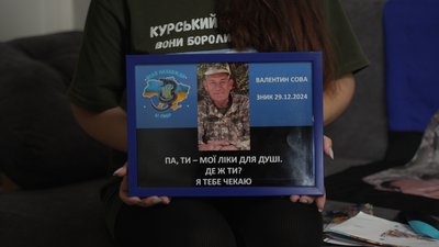 "Па, ти – мої ліки для душі": чернігівка ходить зустрічати військових з полону, щоб дізнатись про своїх рідних "Па, ти – мої ліки для душі": чернігівка ходить зустрічати військових з полону, щоб дізнатись про своїх рідних