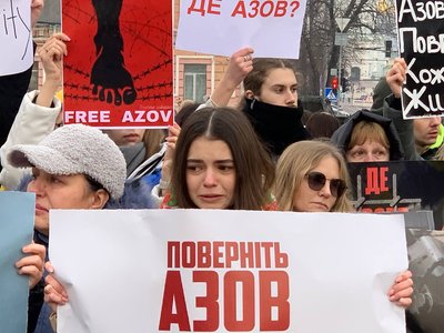 Учасники акції з плакатами Учасники акції з плакатами