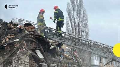 Росіяни завдали ракетного удару по Покровській громаді: є загиблий, людей шукають під завалами Росіяни завдали ракетного удару по Покровській громаді: є загиблий, людей шукають під завалами