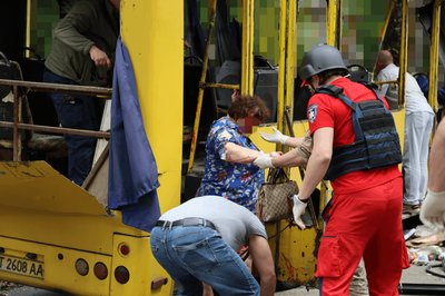 Російський дрон атакував маршрутний автобус у центрі Херсона: восьмеро поранених Російський дрон атакував маршрутний автобус у центрі Херсона: восьмеро поранених