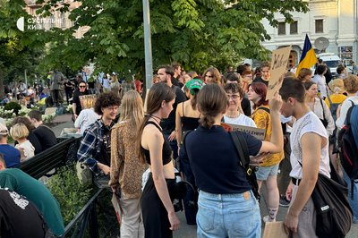У центрі Києва люди третій день протестують через обмеження повноважень НАБУ І САП У центрі Києва люди третій день протестують через обмеження повноважень НАБУ І САП