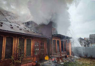 У селищі на Закарпатті сталася пожежа у двох житлових будинках У селищі на Закарпатті сталася пожежа у двох житлових будинках