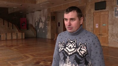 Волонтер Юрій Кравчук на сцені грає самого себе