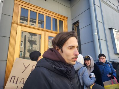 Розірвати контракт з Андрієм Білоусом: дієвці культури вийшли на протест до Молодого театру та КМДА Розірвати контракт з Андрієм Білоусом: дієвці культури вийшли на протест до Молодого театру та КМДА
