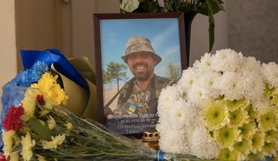 У Дніпрі встановили пам'ятну дошку загиблому на фронті добровольцю Павлу Пархоменку У Дніпрі встановили пам'ятну дошку загиблому на фронті добровольцю Павлу Пархоменку
