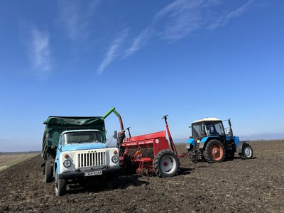 300 гектарів землі — у 10 км від передової. Як проходить посівна у прифронтовій громаді Дніпропетровщини 300 гектарів землі — у 10 км від передової. Як проходить посівна у прифронтовій громаді Дніпропетровщини