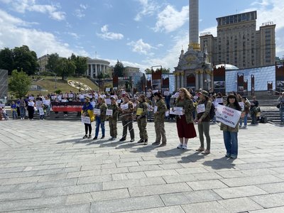 Терміни служби і демобілізація: у центрі Києва мітингували родичі військових Терміни служби і демобілізація: у центрі Києва мітингували родичі військових