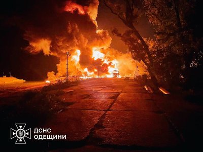 Армія РФ атакувала "шахедами" Одещину: є влучання у пʼятиповерхівку та пошкодження портової інфраструктури Армія РФ атакувала "шахедами" Одещину: є влучання у пʼятиповерхівку та пошкодження портової інфраструктури