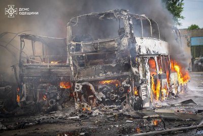 РФ атакувала автопарк і санаторій в Одесі: серед чотирьох травмованих — дитина РФ атакувала автопарк і санаторій в Одесі: серед чотирьох травмованих — дитина
