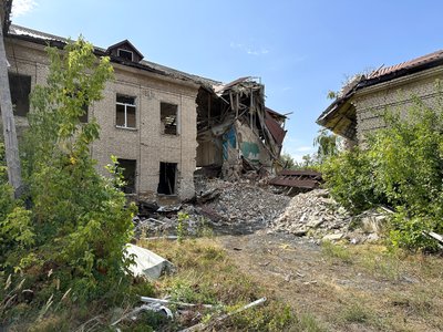 Прифронтове село евакуація люди життя руйнування окупація деокупація Новоселівський навчально-виховний комплекс книгозбірня Новоселівка Лиманська громада Донецька область 28 серпня 2024 року Прифронтове село евакуація люди життя руйнування окупація деокупація Новоселівський навчально-виховний комплекс книгозбірня Новоселівка Лиманська громада Донецька область 28 серпня 2024 року