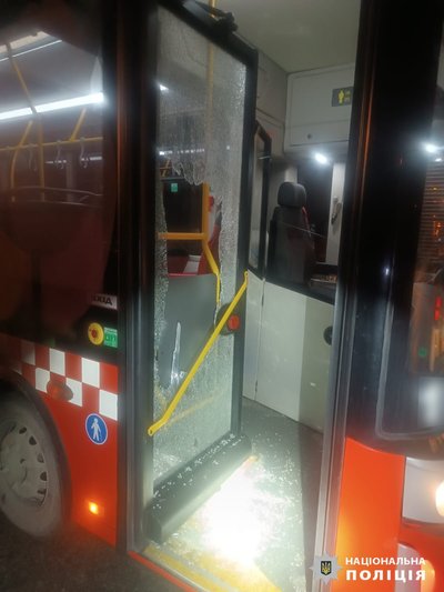 Ввечері 25 березня невідомий здійснив постріли у міські автобуси "Карсан" Ввечері 25 березня невідомий здійснив постріли у міські автобуси "Карсан"