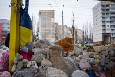 "Я два дні сподівався, що вона жива". Спогади мешканців будинку на "Перемозі", в який два роки тому влучила ракета РФ "Я два дні сподівався, що вона жива". Спогади мешканців будинку на "Перемозі", в який два роки тому влучила ракета РФ
