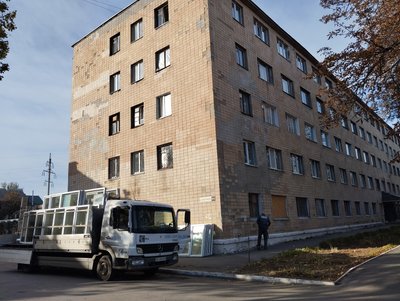 У Полтаві встановлюють вікна у закладах, які були пошкоджені внаслідок обстрілу 17 червня У Полтаві встановлюють вікна у закладах, які були пошкоджені внаслідок обстрілу 17 червня