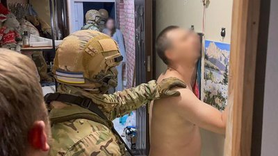 Мали мільйон щомісяця з 3-х нарколабораторій: поліція затримала чернігівця та 7 його спільників з Чернігова і Славутича Мали мільйон щомісяця з 3-х нарколабораторій: поліція затримала чернігівця та 7 його спільників з Чернігова і Славутича