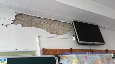 У Миколаєві ліквідовують наслідки атаки РФ на школу У Миколаєві ліквідовують наслідки атаки РФ на школу