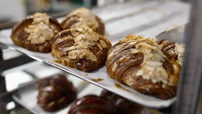 випічка, круасани, круасани з мигдалем випічка, круасани, круасани з мигдалем