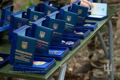 Сирський вручив нагороду Юрію Чорному з Рівненщини Сирський вручив нагороду Юрію Чорному з Рівненщини