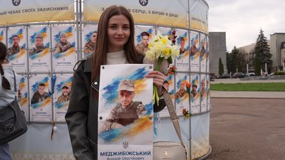 Дружина Ольга зі знятим портретом свого чоловіка Дружина Ольга зі знятим портретом свого чоловіка