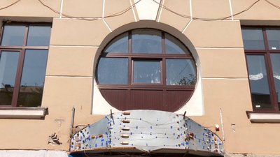 Пластикове замість старовинного: у тернопільській школі замінили вікно Пластикове замість старовинного: у тернопільській школі замінили вікно