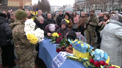 З військовими Олександром Мулявкою та Віктором Кравчуком попрощалися у Рівному З військовими Олександром Мулявкою та Віктором Кравчуком попрощалися у Рівному