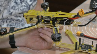 На Волині студенти роблять дрони, які відправлять на Донеччину та Луганщину На Волині студенти роблять дрони, які відправлять на Донеччину та Луганщину
