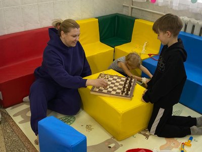 З мʼякими меблями, іграшками та кухонним куточком: у двох вінницьких медзакладах відкрили дитячі кімнати З мʼякими меблями, іграшками та кухонним куточком: у двох вінницьких медзакладах відкрили дитячі кімнати