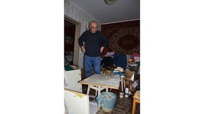 Стіни звели, вікна поставили, далі — за свій кошт: пенсіонери з Чернігова четвертий рік ремонтують житло після обстрілів
