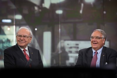 Воррен Баффет, голова правління та головний виконавчий директор Berkshire Hathaway (ліворуч) разом із сином Говардом Баффетом, президентом Buffett Farms, дають інтерв'ю у Нью-Йорку, США, 22 жовтня 2013 року