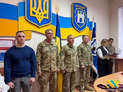 У Житомирі родинам загиблих військових передали державні нагороди У Житомирі родинам загиблих військових передали державні нагороди