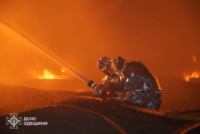Російська армія атакувала Одесу дронами: загорілися резервуари з пальним, будинок і склад з іграшками