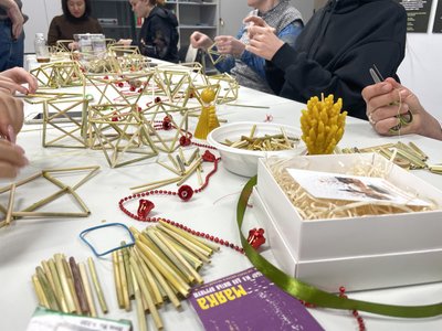 У Полтаві напередодні Різдва за донат на Сили оборони плели солом’яних "павуків" У Полтаві напередодні Різдва за донат на Сили оборони плели солом’яних "павуків"