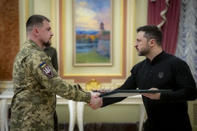 Волинянин Олег Собуцький отримує нагороду від президента — Курська операція
