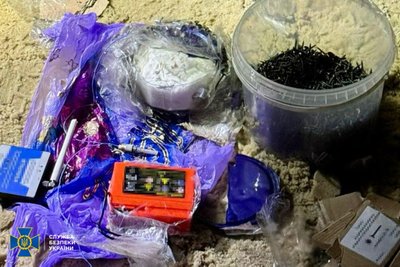 Речі, які знайшли у 17-річної дівчини з Харкова, яку підозрюють у держзраді